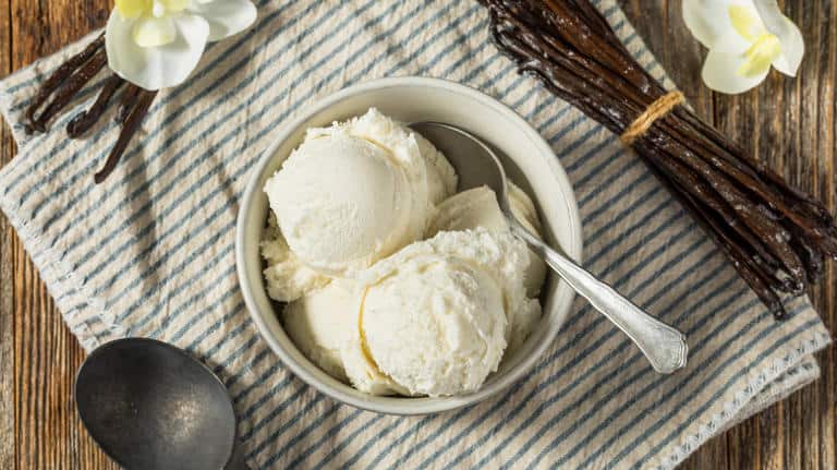 بستنی وانیلی با عصاره طبیعی و کیفیت بالا